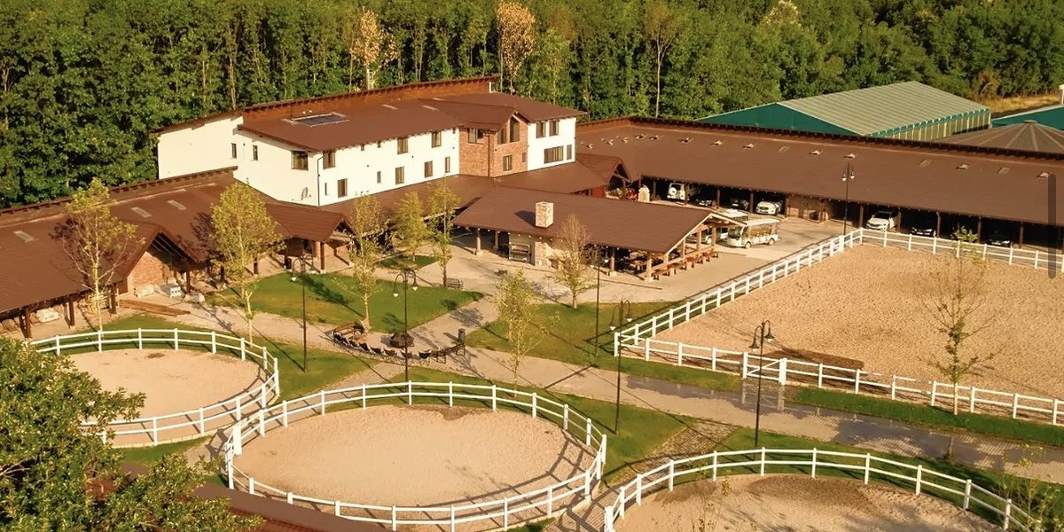 Singureni Manor văzut de sus, în lumină caldă