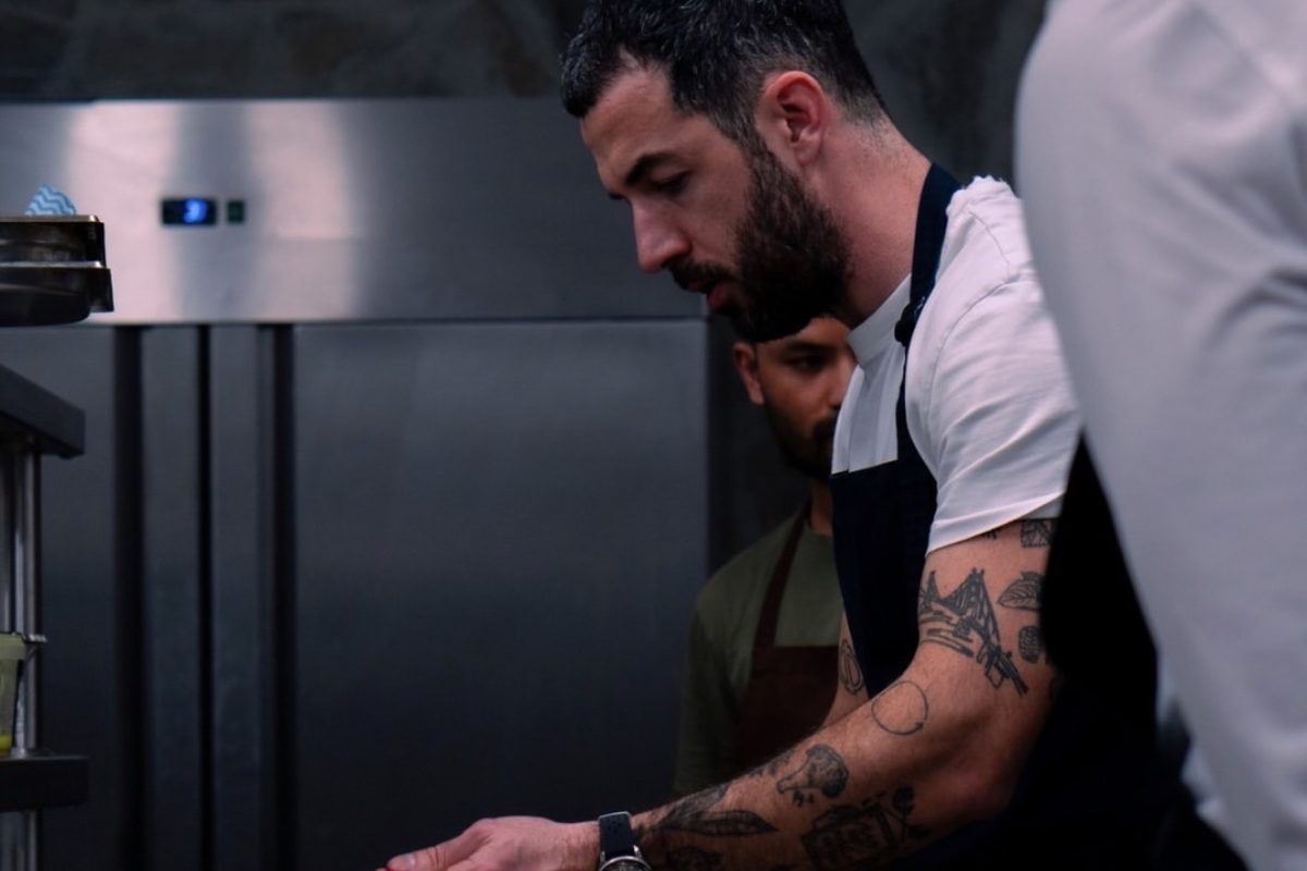 Chef Alexandru Dumitru în bucătăria de la La Hambar